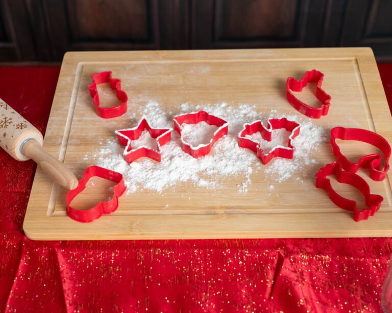 Karácsonyi sütikiszúró formák lisztezett deszkán