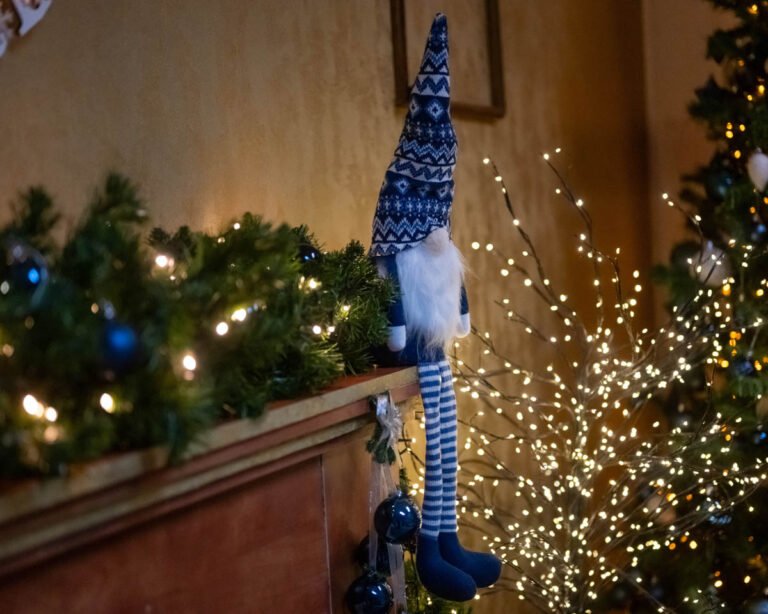 Kék karácsonyi manó dísz a kandallón