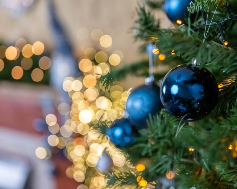 Kék gömbdíszek a karácsonyfán