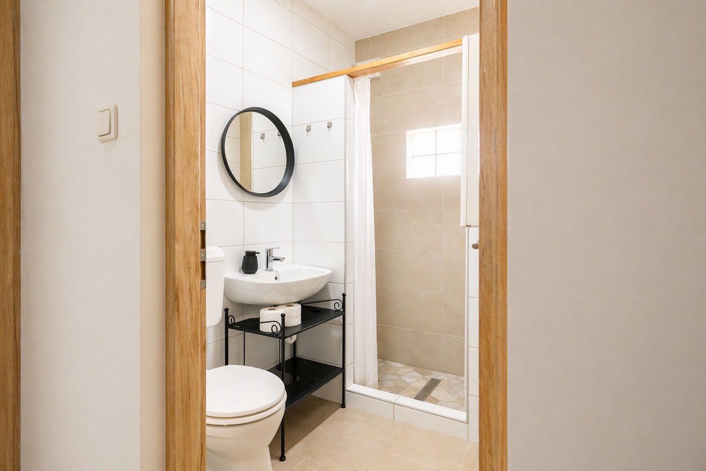 Letisztult fürdőszoba zuhanyzóval – ingatlan enteriőrfotó