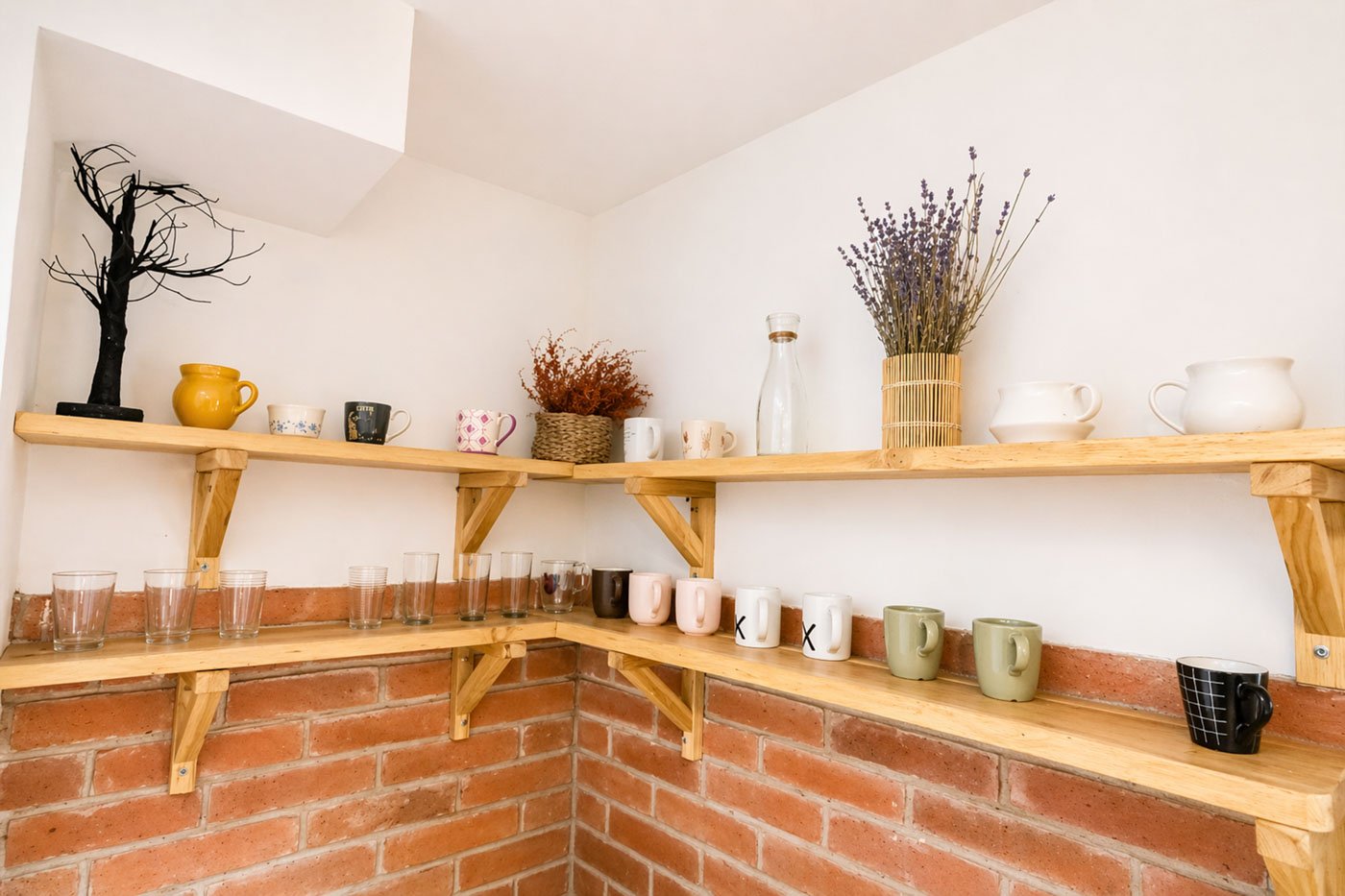 Rusztikus konyhai polcok – enteriőr részletfotó