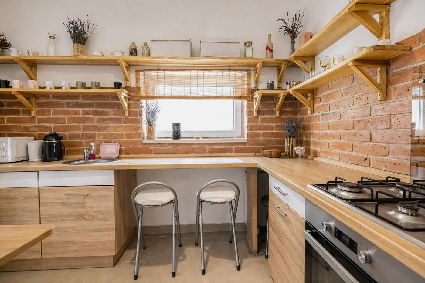 Téglafalas konyha fa polcokkal – lakás enteriőrfotó