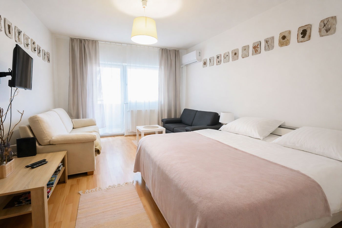 Világos hálószoba erkéllyel – lakásfotózás