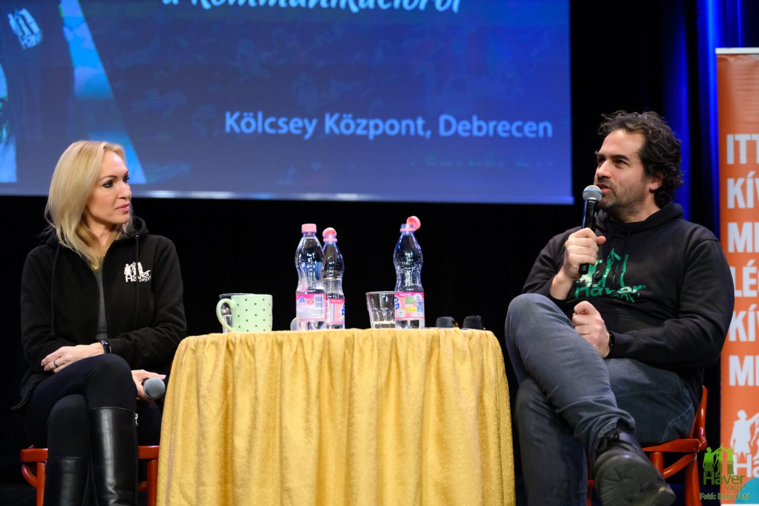 Rendezvényfotózás Debrecen – közeli kép a színpadi beszélgetés két szereplőjéről