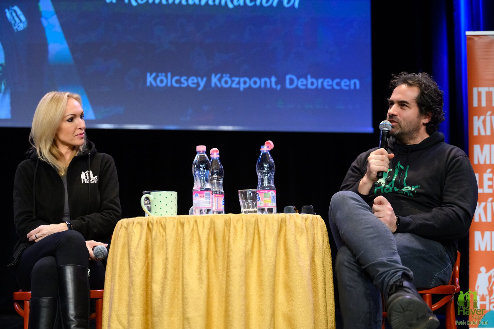 Rendezvényfotózás Debrecen – közeli kép a színpadi beszélgetés két szereplőjéről
