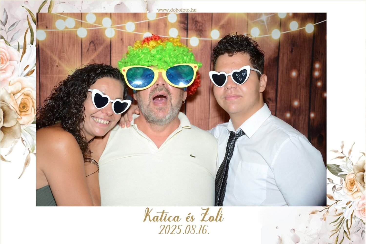 Esküvői fotóbox bérlés vidám vendégfotóval, mókás kellékekkel és elegáns virágos fotókártya dizájnnal